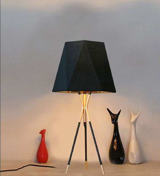FLAWLESSLY MODISH BLACK AND GOLD TABLE LAMP