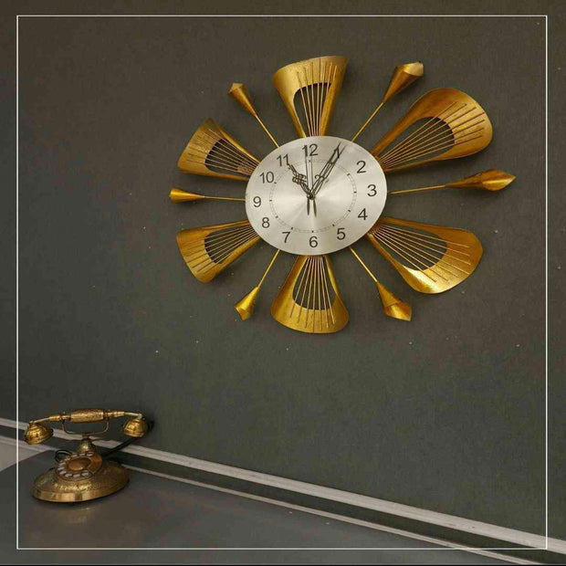 ANTIQUE METAL WALL CLOCK WITH GOLDEN FINISH